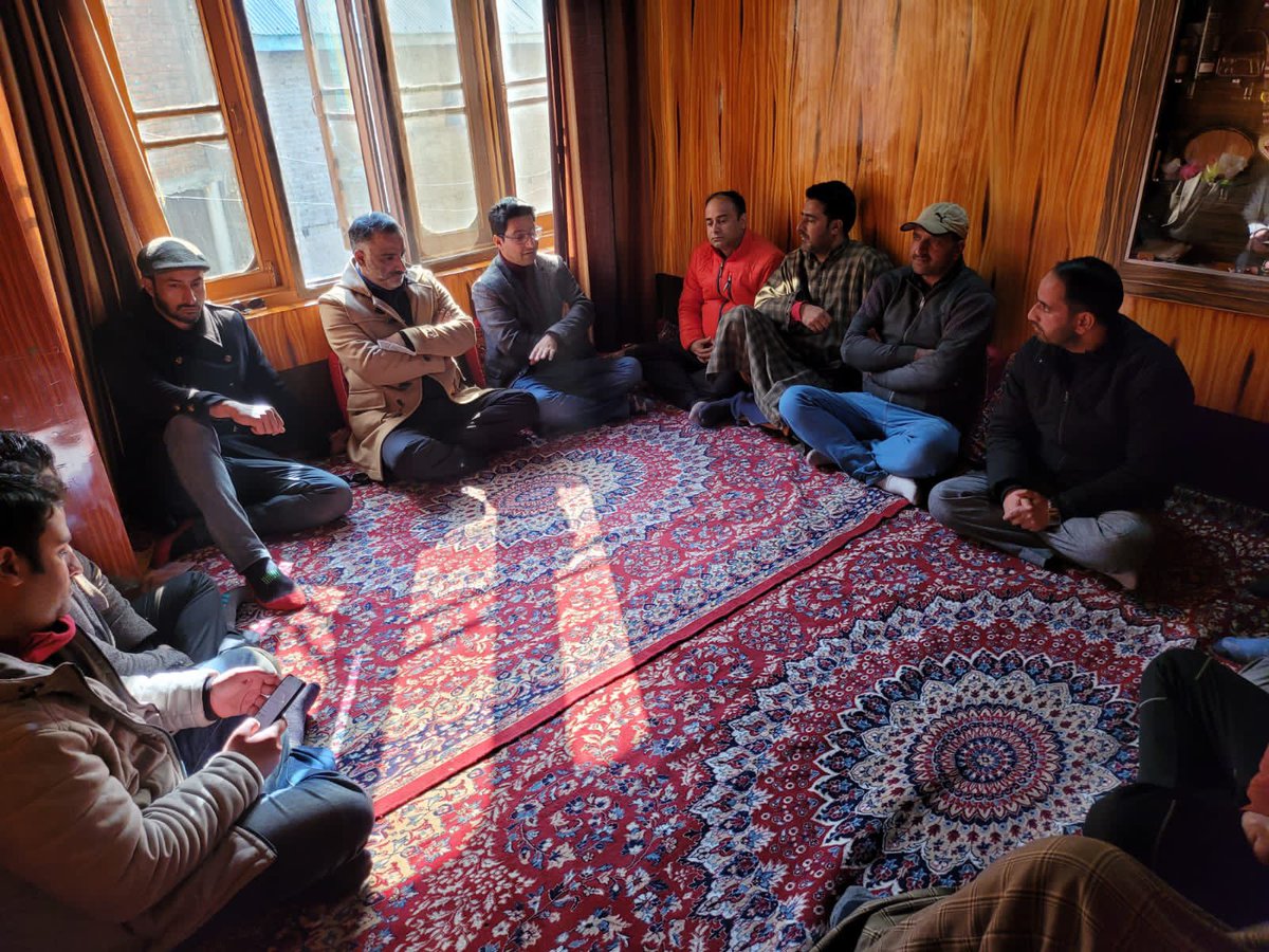 salmanalisagar's tweet photo. Visited BADARAN AISHMUQAM  with other #YNCKMR members offered condolences to Mudasar Mohidin Bhat  SARPANCH &amp; zonal Joint secretary @YNC_Kashmir on the passing away of his 8 month old son

May Angel have his best time in heaven &amp; family gets strength to bear this loss (Aameen) 🙌 https://t.co/P4NK6Ped23