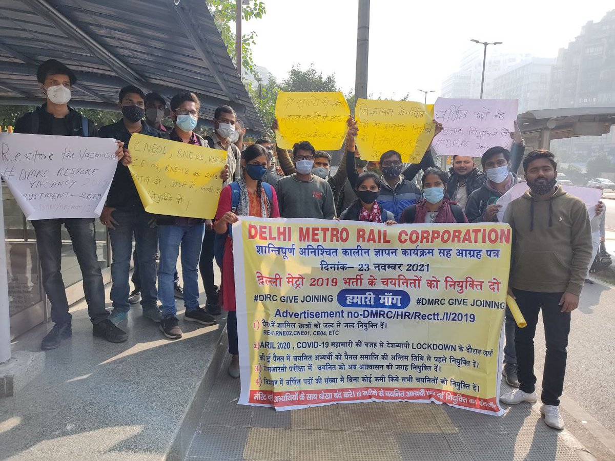 Nagendr25022601's tweet photo. Padd-likh kr exam clear krne k baad bhi yuva footpath pr agya...kuch to sharam karo....laalfeetashahi band karo or recruitment complete kr joining do @OfficialDMRC @ArvindKejriwal @DoPTGoI @ravishndtv #DmrcgiveJoining https://t.co/w14nHZrXPF