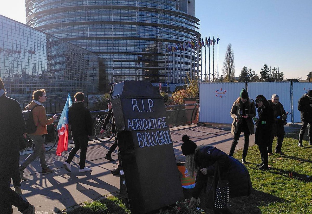 saskiabricmont's tweet photo. Ce matin, nous faisons nos adieux à l'agriculture biologique, tuée par les lobbies de l'agro-industrie. Avec la #PAC qui va être adoptée, 80% des aides profitent à 20% des agriculteurs. Nous ne voulons pas de ce modèle ! #withdrawthecap https://t.co/XvdnaplIF9