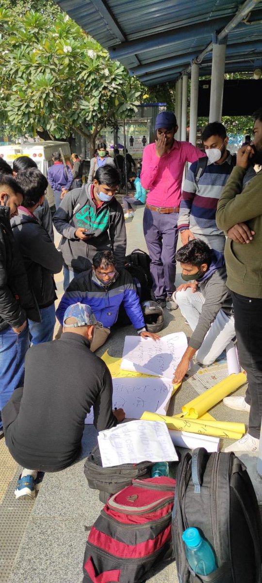 Nagendr25022601's tweet photo. Padd-likh kr exam clear krne k baad bhi yuva footpath pr agya...kuch to sharam karo....laalfeetashahi band karo or recruitment complete kr joining do @OfficialDMRC @ArvindKejriwal @DoPTGoI @ravishndtv #DmrcgiveJoining https://t.co/w14nHZrXPF