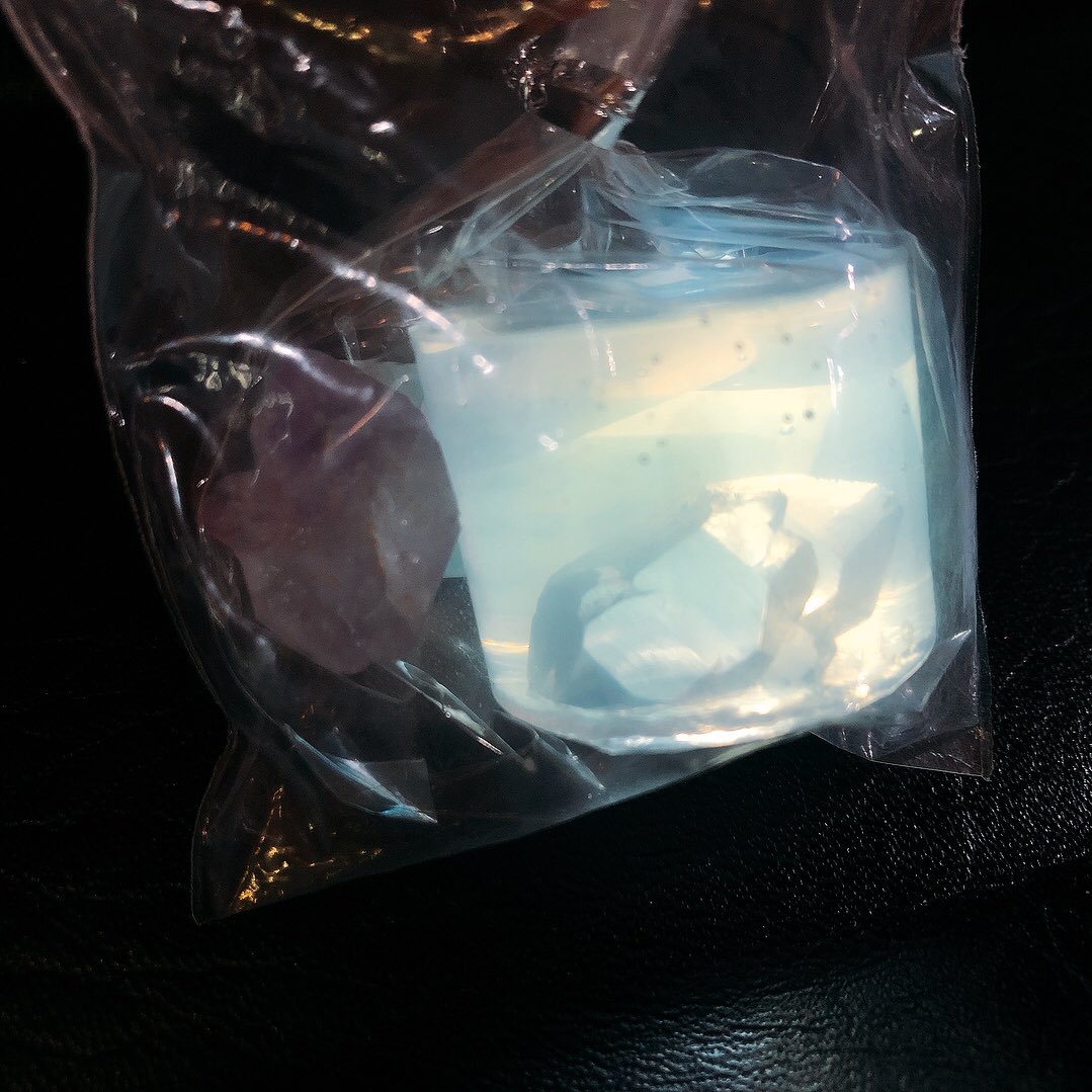 CA_TOKYO's tweet photo. 【作家様の作品在庫状況】

✨kanoline様
ワイヤーで出来た繊細なお花のアクセサリー！
寒い季節には冬墨桜をつけてお出かけするのもオススメです💕

✨Caine様
鉱石モールド♪
好きな色、ラメやパウダー、グラデーションなどでオリジナルの鉱石作れるので、ぜひご覧ください☺️ https://t.co/FyydKf2azj
