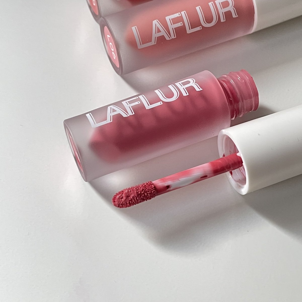 itfeelstory's tweet image. น้องคนนี้คือติดทนมากกแบบมากๆ กินน้ำกินข้าวแทบไม่หลุด สายขี้เกียจเติมลิปแบบเราคือรัก เนื้อเป็นกำมะหยี่ สมูทมาก ไม่ตกร่องเลย ขนาดเราปากคล้ำยังกลบสีปากมิด สีจะออกตุ่นๆ ตอนเซ็ตตัว สวยมาก 3in1 ทาแก้มทาตาก็ปัง สายเกาสายฝอได้หมด มี 10 สี 179 บาทเอง