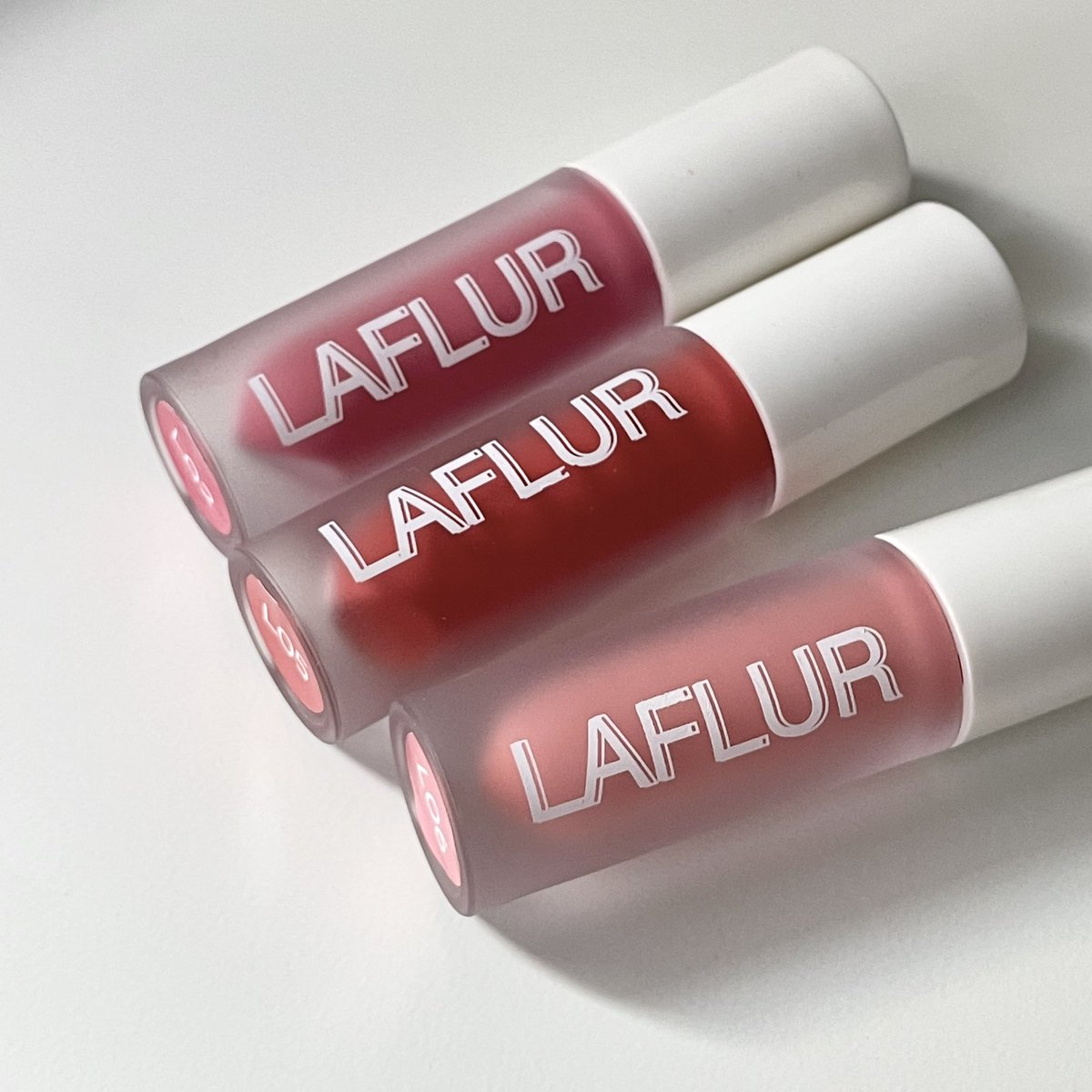 itfeelstory's tweet image. น้องคนนี้คือติดทนมากกแบบมากๆ กินน้ำกินข้าวแทบไม่หลุด สายขี้เกียจเติมลิปแบบเราคือรัก เนื้อเป็นกำมะหยี่ สมูทมาก ไม่ตกร่องเลย ขนาดเราปากคล้ำยังกลบสีปากมิด สีจะออกตุ่นๆ ตอนเซ็ตตัว สวยมาก 3in1 ทาแก้มทาตาก็ปัง สายเกาสายฝอได้หมด มี 10 สี 179 บาทเอง