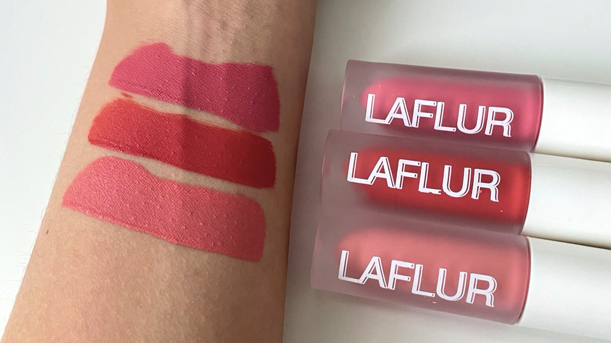 itfeelstory's tweet image. น้องคนนี้คือติดทนมากกแบบมากๆ กินน้ำกินข้าวแทบไม่หลุด สายขี้เกียจเติมลิปแบบเราคือรัก เนื้อเป็นกำมะหยี่ สมูทมาก ไม่ตกร่องเลย ขนาดเราปากคล้ำยังกลบสีปากมิด สีจะออกตุ่นๆ ตอนเซ็ตตัว สวยมาก 3in1 ทาแก้มทาตาก็ปัง สายเกาสายฝอได้หมด มี 10 สี 179 บาทเอง