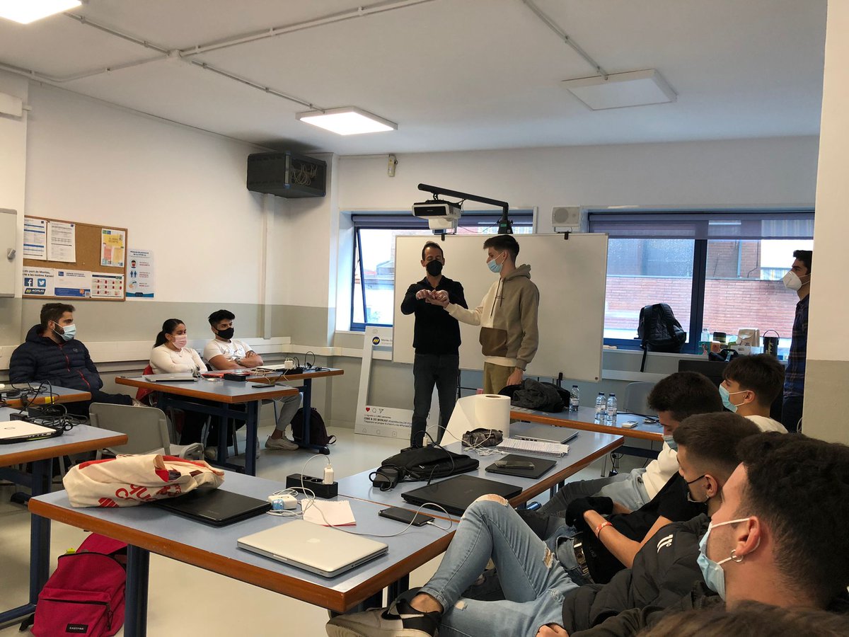 Monlau_FP's tweet photo. En el grado superior de #Marketing y #Publicidad #MIP, han recibido una charla por parte de Quim Casas. En esta ha enseñado pautas #comunicativas para hablar en público: cómo hacer un buen uso de herramientas como la energía, la posición del cuerpo, la voz, la respiración, etc. https://t.co/Sgn0OJbYb5