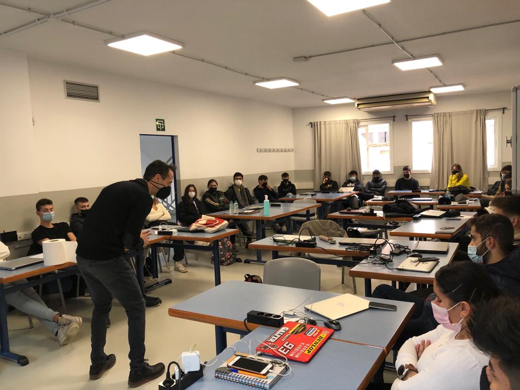 Monlau_FP's tweet photo. En el grado superior de #Marketing y #Publicidad #MIP, han recibido una charla por parte de Quim Casas. En esta ha enseñado pautas #comunicativas para hablar en público: cómo hacer un buen uso de herramientas como la energía, la posición del cuerpo, la voz, la respiración, etc. https://t.co/Sgn0OJbYb5