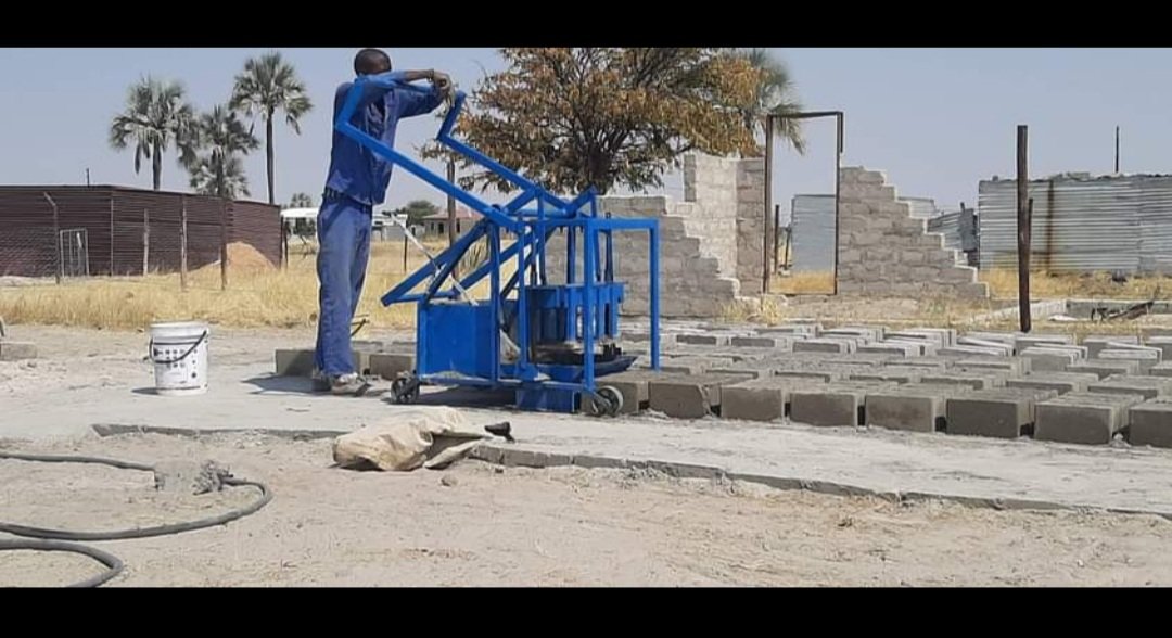 marthin_matheus's tweet image. Bricks machine for sale 
4 mould 
Available in Ondangwa 
0816770240
