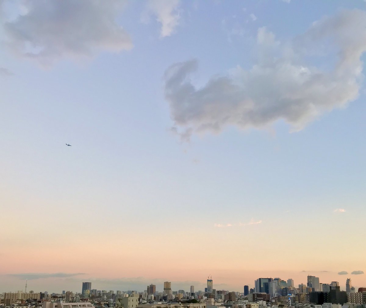 SunLeo117's tweet photo. 夜ラン終了、12km👟
今日はいくらでも走っていられそうなくらい体がラクだった！
それにしても本当に飛行機が増えたなあ
次から次に真上を通り過ぎてく✈️
今日の空も綺麗だった✨

#空 #夕焼け
#ジョギング https://t.co/aB39CrD3OO