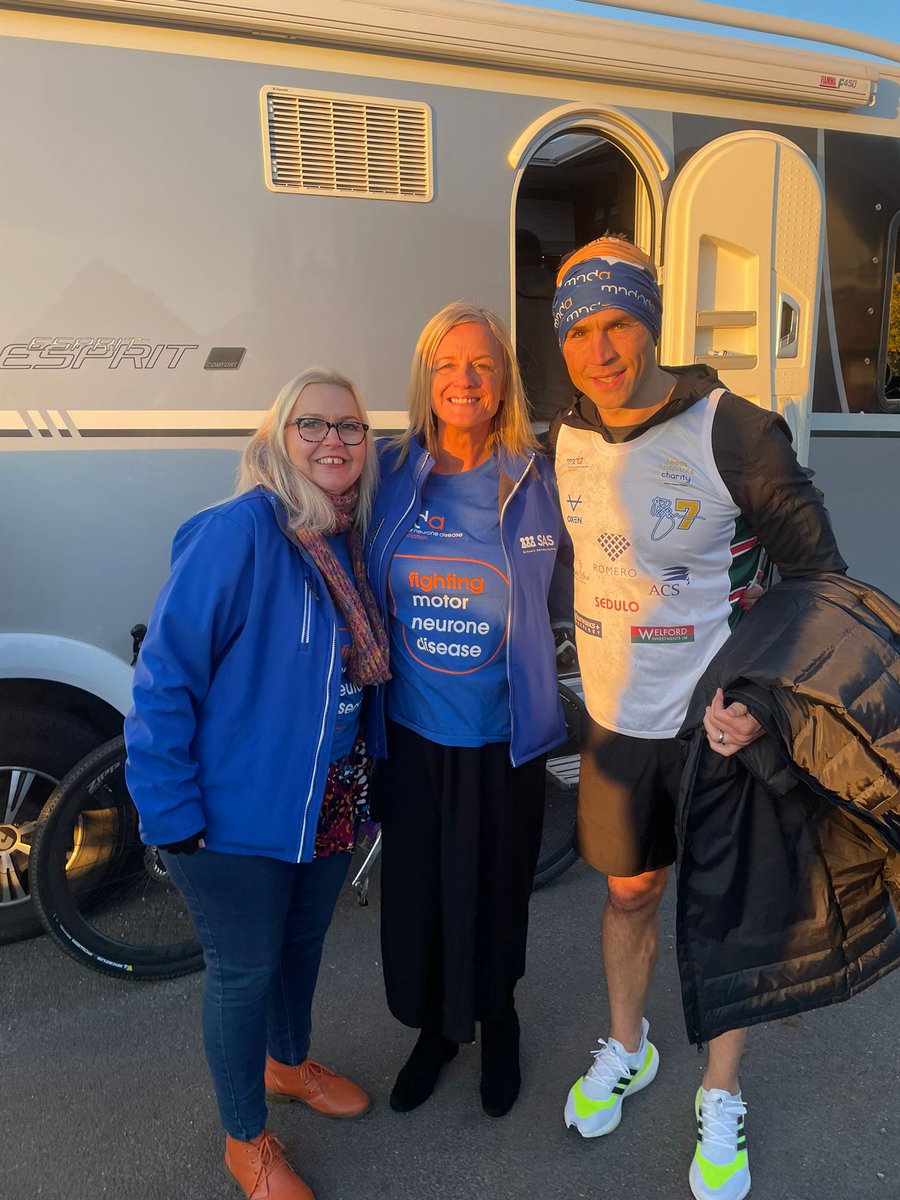SchoolsAdvisory's tweet image. Here's @JuneBradeSAS SAS nurse Sharon and Kevin Sinfield just before ringing the bell in Bulwell yesterday for #theextramile 

In awe today of his dedication to his challenge. Fundraising is now over £750k for @mndassoc - amazing! 

Donate here donate.giveasyoulive.com/fundraising/ke…