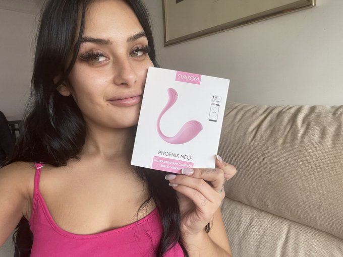 Mmm quereis ver como pruebo mi nuevo juguetito?? Id a mi OF https://t.co/r6BrFeMDFt  Gracias a @Beyourlover_es<a href="/tag/retweeet"class="tags"><span>#retweeet</span></a><a href="/tag/felizjueves"class="tags"><span>#felizjueves</span></a><a href="/tag/likeforlikes"class="tags"><span>#likeforlikes</span></a><a href="/tag/like_wa"class="tags"><span>#like_wa</span></a>