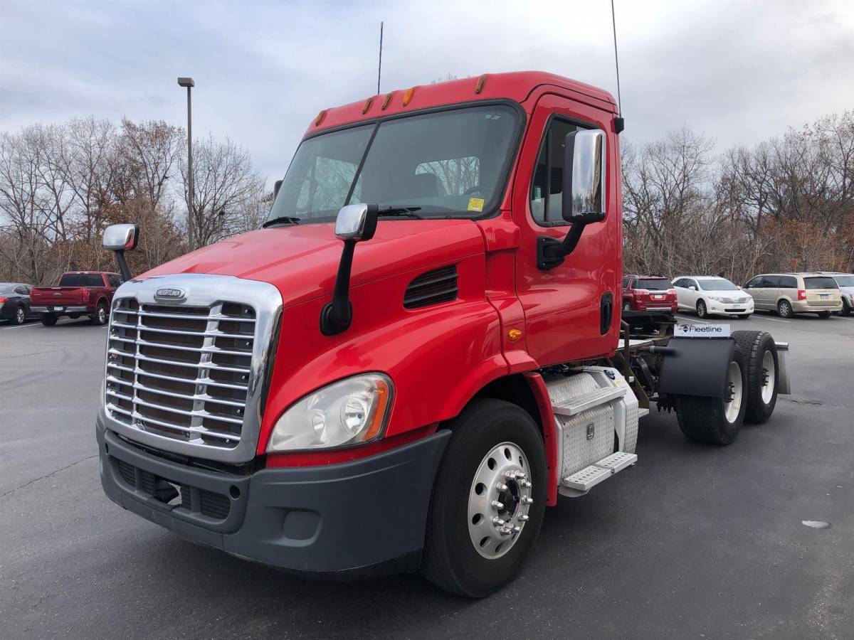 TTTExchange's tweet photo. Fleet Deal? How about A PAIR of 2014 Red Freightliner Cascadias! both under 600K miles, Non-sleeper $44,000 each
https://t.co/zLXFxVrH4G

REGISTER Here and Make an Offer!!
https://t.co/0rMRR8UOYQ

#Freightliners #FreightlinerCascadia #Cascadia #Nonsleepertruck #fleets #fleet https://t.co/a0uIeWYFmN