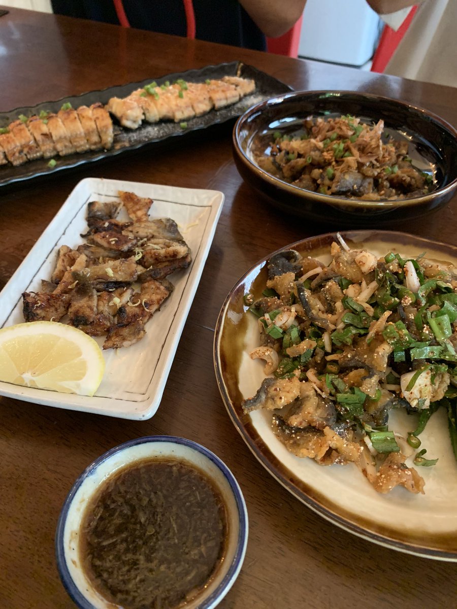 whyyousobibi's tweet photo. ร้านดุกมั้ง (Duke Munk) เชฟเทเบิ้ลปลาดุกที่จองคิวยากมากกกกเพราะรับวันละโต๊ะเท่านั้น ทุกเมนูมาจากปลาดุก ทั้งปิ้ง ทอด ลาบ ดีหมด นี่ชอบเมนูดุกปิ้งกับพุงที่สุด อยากให้ทุกคนไปลอง น้องอร่อยมากๆแบบคาดไม่ถึง จองคิวทางร้านได้ที่เพจ Duke Munk เลย

📍เอกมัย ซ.10 มีที่จอด
#อร่อยไปแดก @aroii https://t.co/22RmigokUs