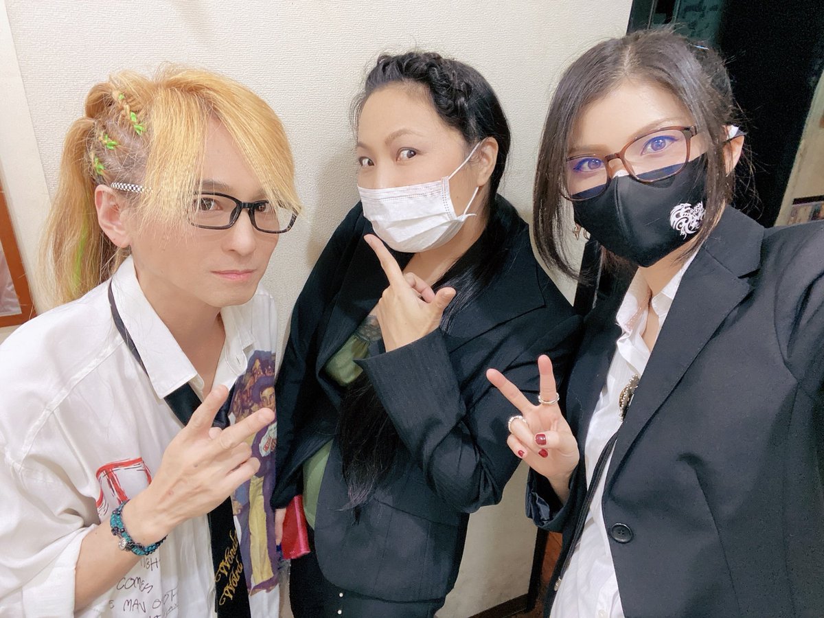 minimac_w's tweet photo. 2daysライブありがとうございました✨😊まだ色々と制限がある中でしたが、皆さんの笑顔がたくさん見れました♪♪
ミニ•マクwに携わって頂きありがとうございます💕次回ライブは12/8!!
#夜桜真里亜
#natuko
#ミニマクw
#アニソン生バンドで歌っちゃおう会
#ア生バ
#アニソン
#和服 https://t.co/G31BxsODie