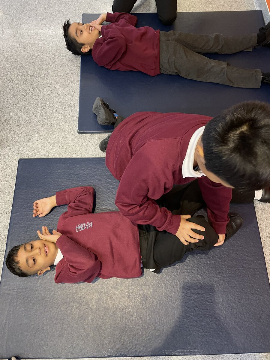 WarleyRoadPri's tweet photo. β π©Ή Fantastic session this morning with @MfaLeedsyork @minifirstaiduk and Year 4. We learnt so much about first aid including how to save someone from choking, giving cpr, using the recovery position and treating burns. Thanks so much Michele π©Ήβ #minifirstaid #primaryfirstaid https://t.co/B4RBgDRos6