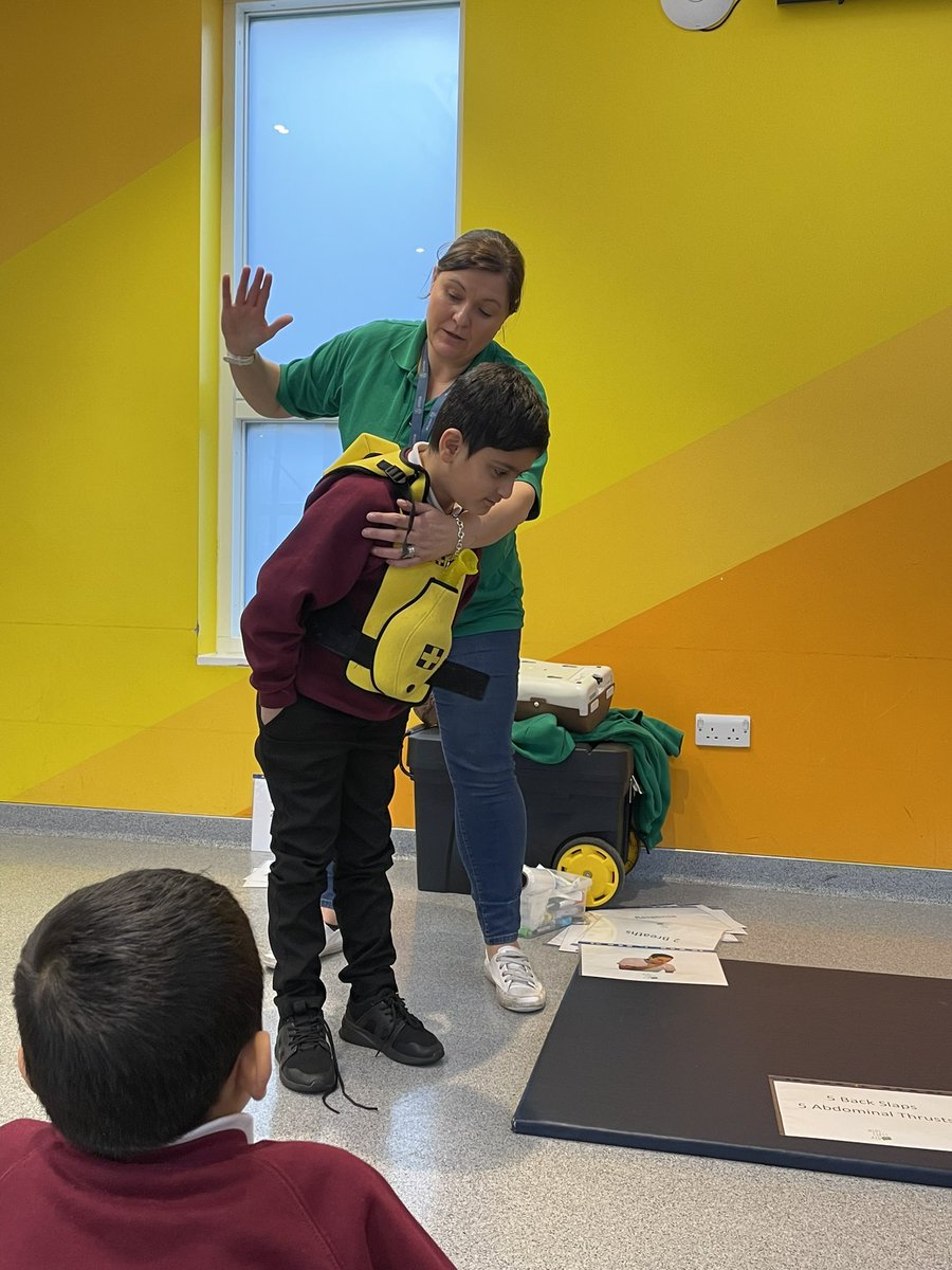 WarleyRoadPri's tweet photo. β π©Ή Fantastic session this morning with @MfaLeedsyork @minifirstaiduk and Year 4. We learnt so much about first aid including how to save someone from choking, giving cpr, using the recovery position and treating burns. Thanks so much Michele π©Ήβ #minifirstaid #primaryfirstaid https://t.co/B4RBgDRos6