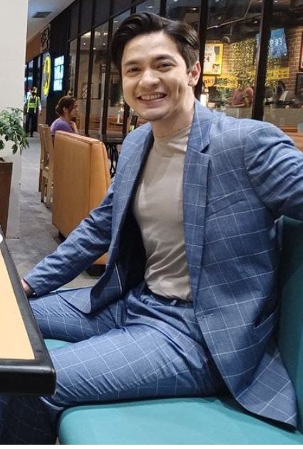 #TWBUSurfaceTension  ALDENxTWBU NewDay #AldenRichards  gwapo ng smile <a href="/aldenrichards02/">Alden Richards</a>🤴🏼 yes mag early dinner na kami para chill lang watching TWBU although intense the story😐Solid ALDEN