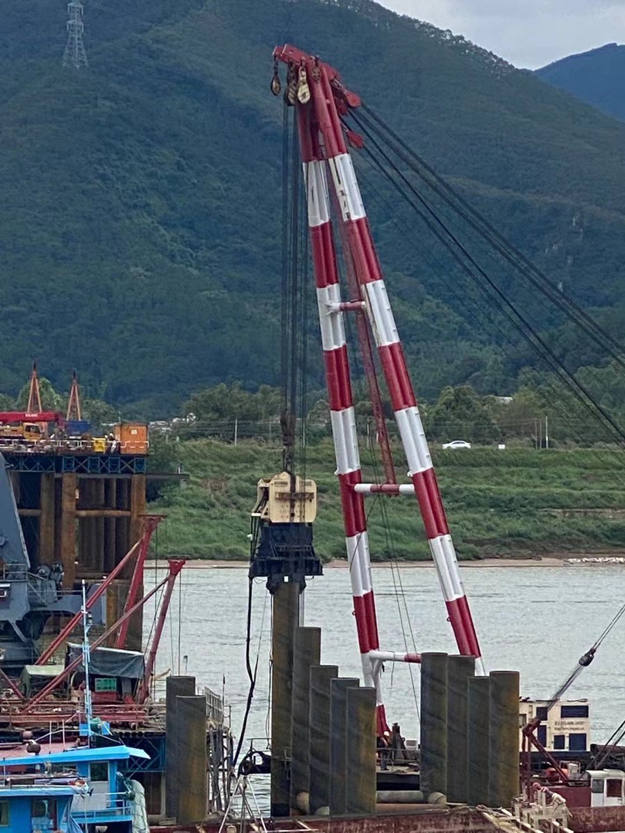Zhenumachinery_'s tweet image. Application 📷
YZ-400B hydraulic vibratory hammer drives steel tubes 
#pilingworks #pilingmachine #piledrivers #vibrohammers #pilehammer #vibration #infrastructure #foundation #выбропогружение #вибропогружениешпунта #свайныйфундамент #свайныйфундамент #свайныеработы