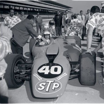 mjbyers333's tweet photo. Here's Johnny! Vince and Joe Granatelli letting #JohnnyCarson drive the @OriginalSTP Turbine @IMS  1967 #PitRoadWalks @GranatelliMS @motoringwealth #Indycar #Indy500 (AP Photo) @IMSMuseum  #TheStarsAreOutAtIndy 💫 @OpenWheels500 #IsItMayYet 🏁 https://t.co/RQ3NE1SPNM