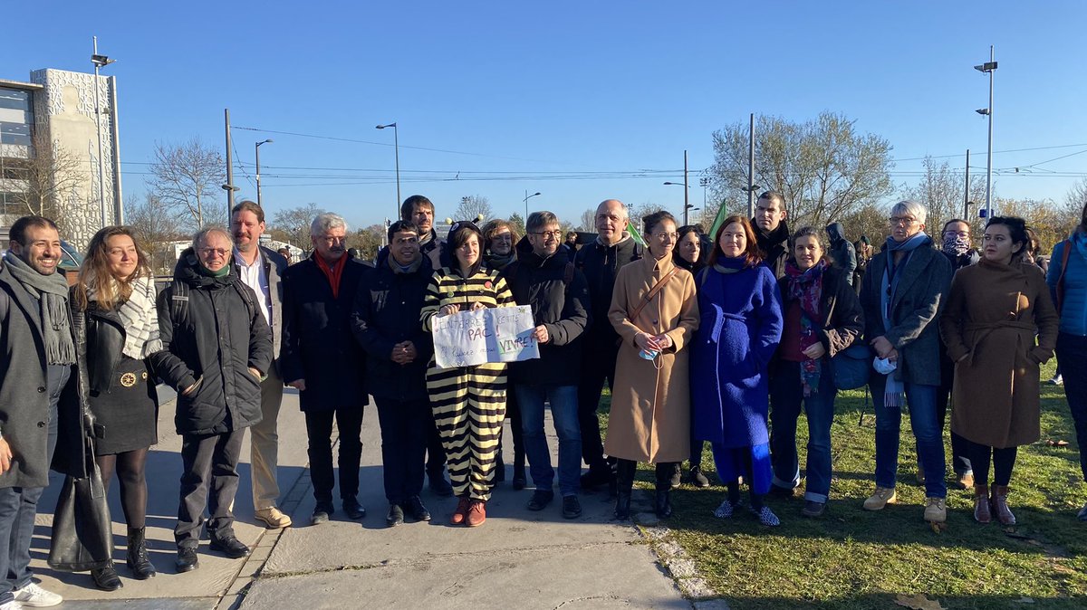 larrouturou's tweet photo. Nous refusons d’enterrer l’agriculture bio
Nous refusons de voter aujourd’hui cette politique agricole qui n’est pas à la hauteur de l’urgence climatique, de la détresse paysanne, d’une alimentation saine 🥦🥕

L’agroindustrie de Macron n’est pas la seule option
#VoteThisCAPDown https://t.co/fmNfLHOkHD