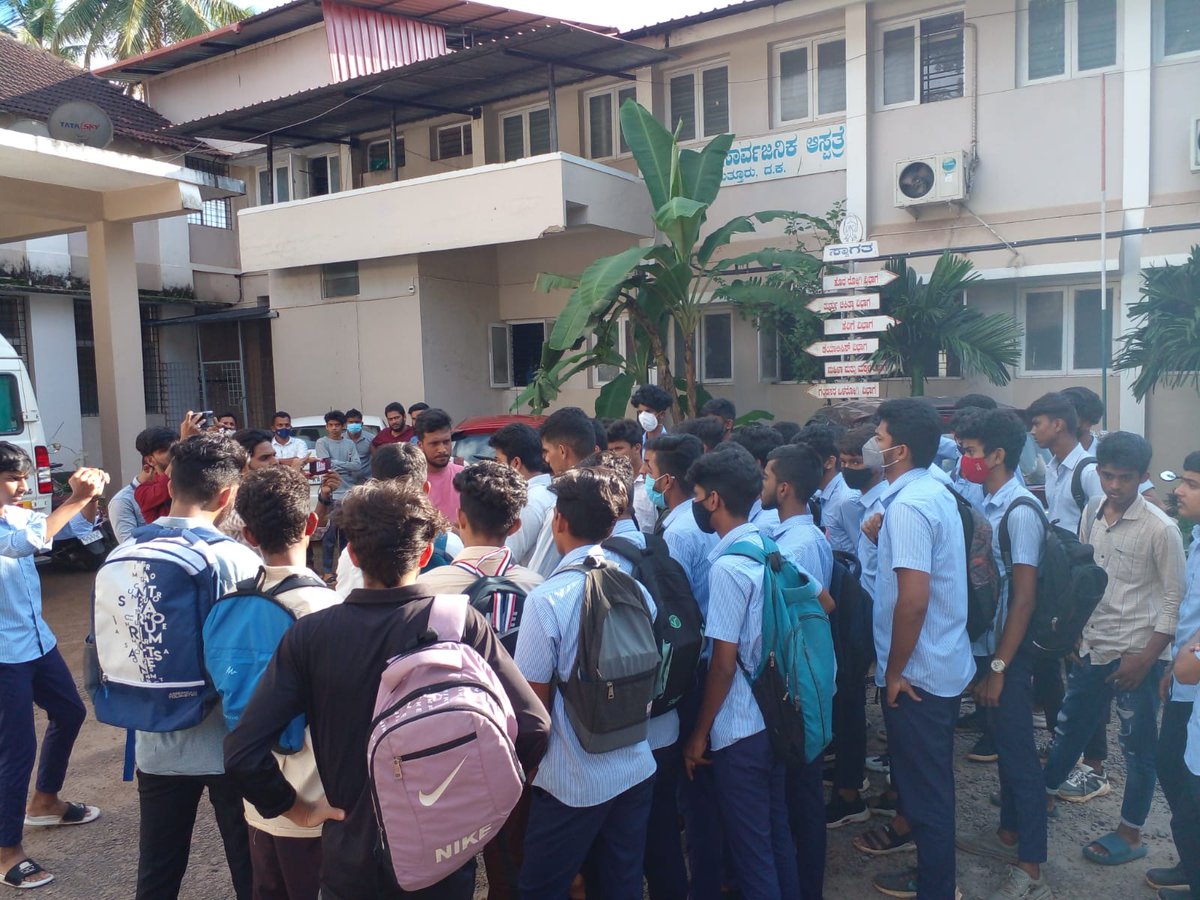 Md_Zaid_Bijapur's tweet photo. The Attacks on Students in Karnataka is highly condemnable, @CMofKarnataka @DgpKarnataka @DCKodagu @SPKodagu must take immediate action on the sangh parivar goons... #SaveKarnatakaFromFascists #StudentsNotSafeInKarnataka https://t.co/98oYD9XkEK