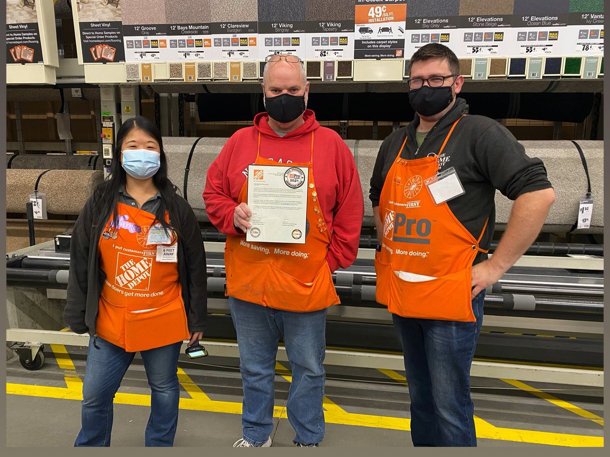 kattie57's tweet photo. NaMee & Craig presenting PASA Dave with his first VP Pro Graduation award! Congrats!
#3206Strong #FindKnowGrowGraduate @MCasemier @KellyConnors7 @Stephen68401654 @BobPold https://t.co/DtMKlpt72R