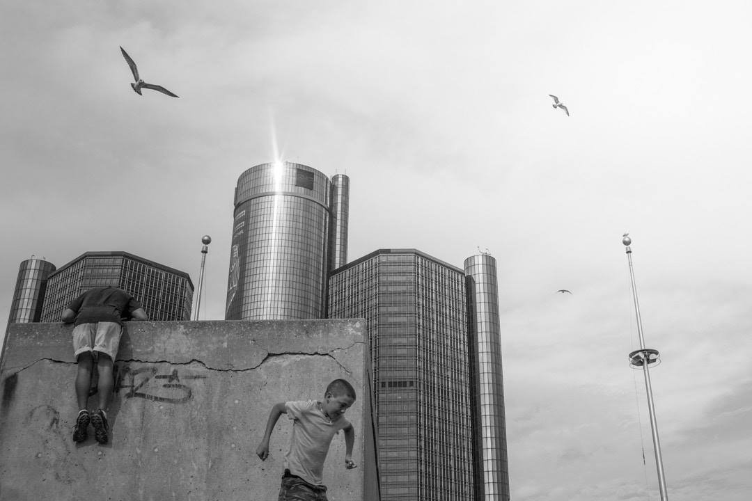 behindpostcards's tweet photo. TOMORROW: We're talking with #Detroit photographer @amysacka about exploring our own backyards through the "lens" of a traveler. Check out her @NatGeo photos of the #GreatLakes and images of Detroit below! #behindthepostcards #travelpodcast https://t.co/Qr6VLJk8Q1
