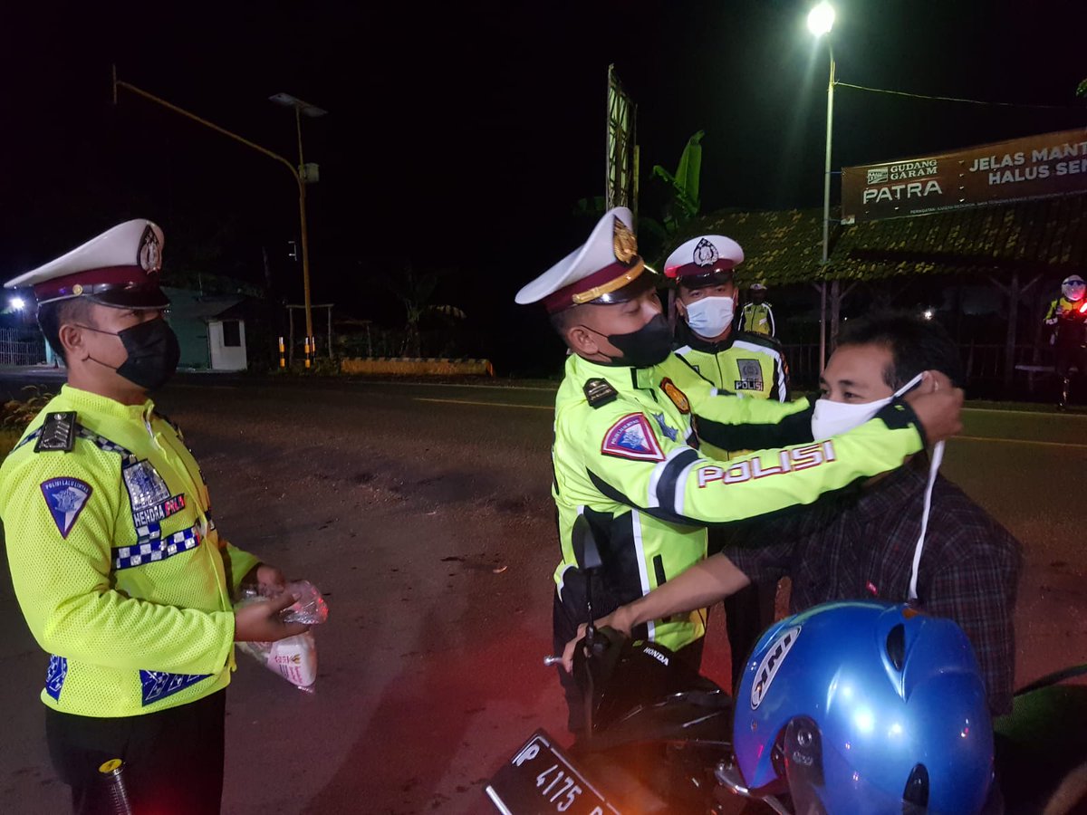 LantasSitubondo's tweet photo. Ayo pakai masker.. 

Bagikan masker kepada jemaah pengajian di Jl Ds Arjasa Kec Arjasa. 
#opszebra2021
#patuhiprokes
#ntmcpolri
#rtmcjatim
#polripresisi
@pidressitubondo 
@RTMCJatim https://t.co/ltvbxpF40I