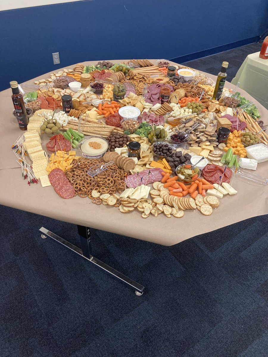 GoldPrincipal5's tweet photo. Treating our staff! #goldacademy! We are thankful! 
@DELC_Gold 
@StrubeSusan https://t.co/SwcftiWtKA