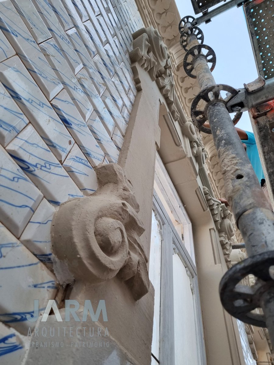 JARM_ARQUIT's tweet photo. En algunas zonas ya se aprecian los acabados y la primera mano de pintura de las piezas de piedra artificial reparada.
#jarm #arquitectura #architecture #archilover #architecturephotography #patrimonio #heritaje #restauración #rehabilitación #modernismo #artnouveau #cerámica https://t.co/yDvCA81M5V
