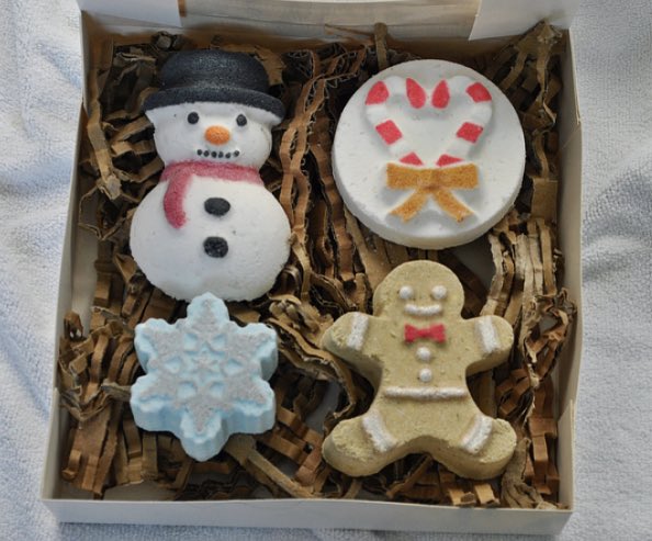 This Christmas gift set is perfect for stocking fillers and those last minute gifts!! This set will be available on our website tonight at 8pm!

#theluxurysoak #bathbombs