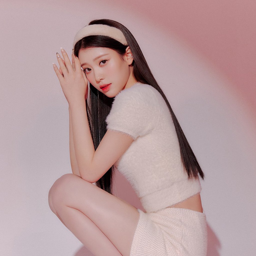 xiaojinpics's tweet photo. let’s talk about their visuals and presence cause this is just a simple pink background and they still make it look so good? https://t.co/sCapIPzUvj