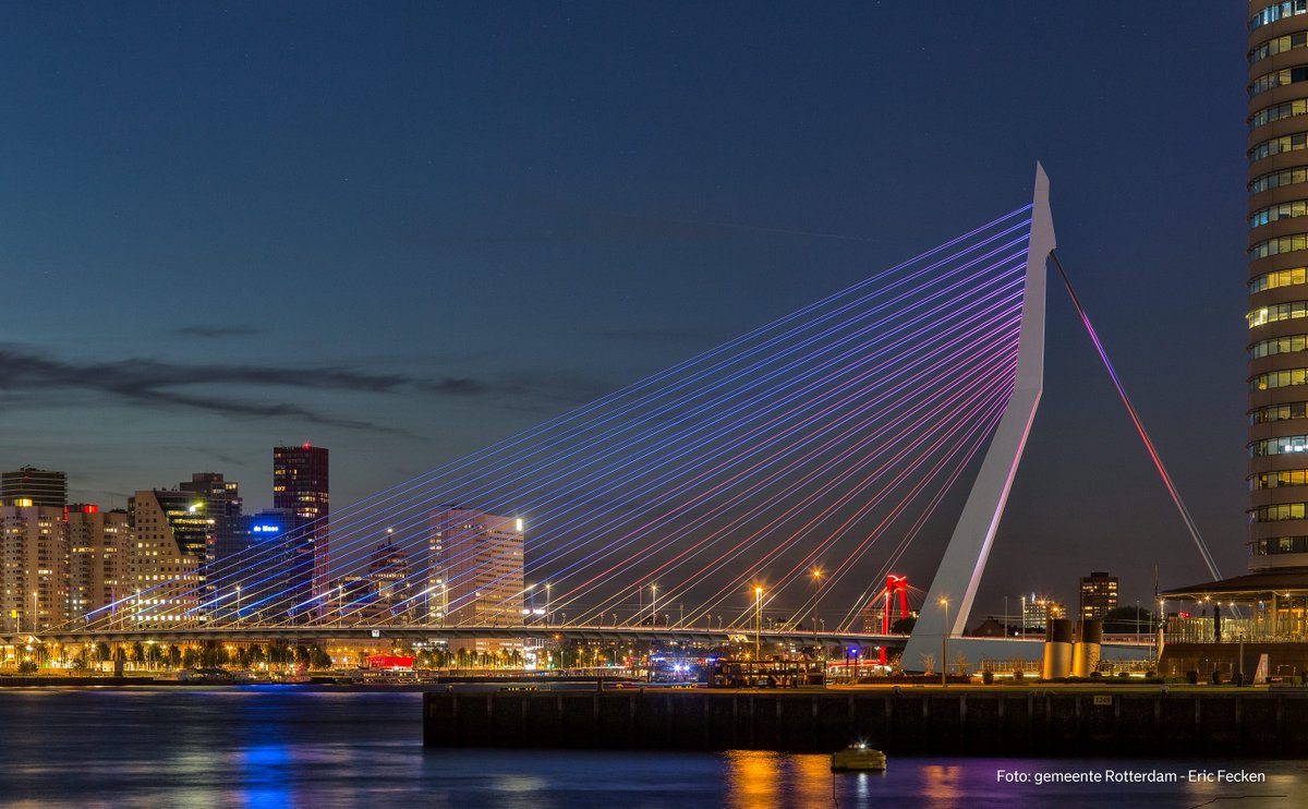 Vanavond kleurt <a href="/Erasmusbrug010/">@Erasmusbrug010</a> en #Hofpleinfontein #RoodBlauw, speciaal om #Hulpdiensten, onze collega’s en anderen in de frontlinie te bedanken voor hun harde werk en inzet van afgelopen vrijdagavond/-nacht na de rellen die toen plaatsvonden. De impact hiervan was groot.