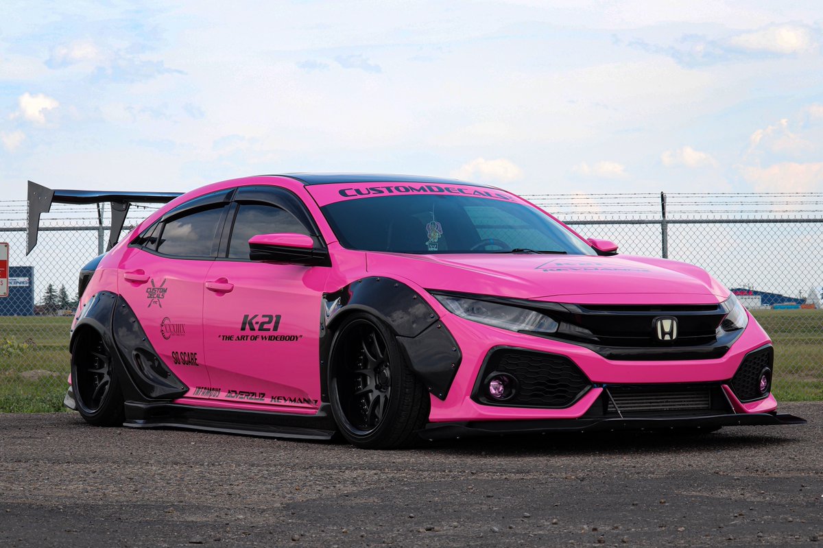 HondaCanada's tweet photo. Liam de l'Alberta a certainement fait en sorte que sa Civic à hayon 2018 se distingue des autres.
#tunertuesday #FK7 #widebody #carbone https://t.co/eLFT1zhj39