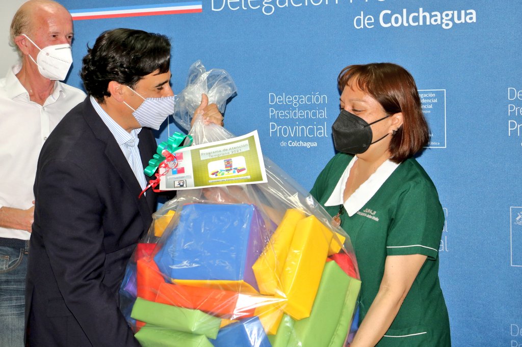DPPColchagua's tweet photo. Esta mañana, DPP #Colchagua @CuadraLizana junto a Seremi @monicatorotoro y DR @SenadisOHiggins @KristianJahn entregaron a jardines infantiles de la provincia que participan del Programa de Atención Temprana de nuestra Delegación Presidencial, juegos de patio inclusivo. https://t.co/o5B5VEOTXi