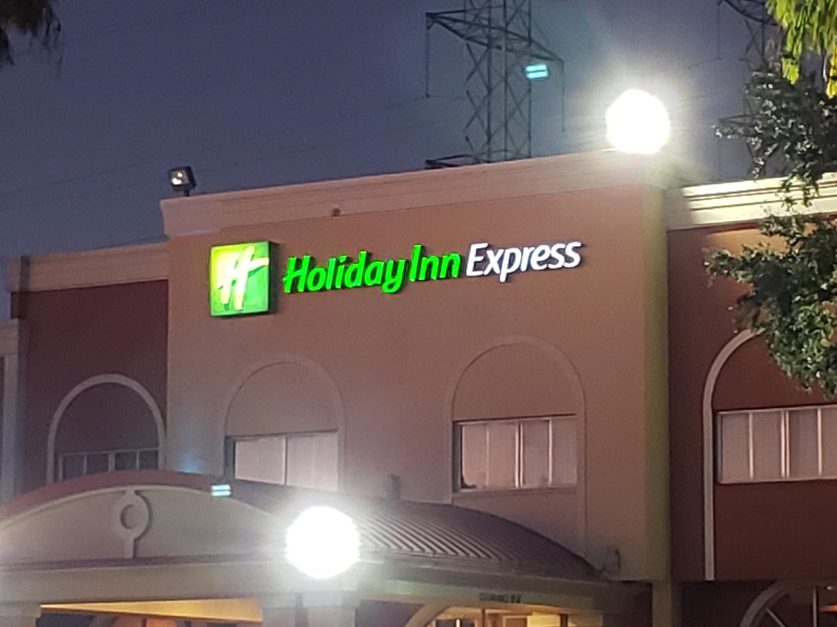 Tampa_Bay_Signs's tweet image. LED Conversion - All internal electrical components converted to LED for a more efficient and durable lighting solution for the Holiday Inn Express Hotel.
#ledconversion #lighting