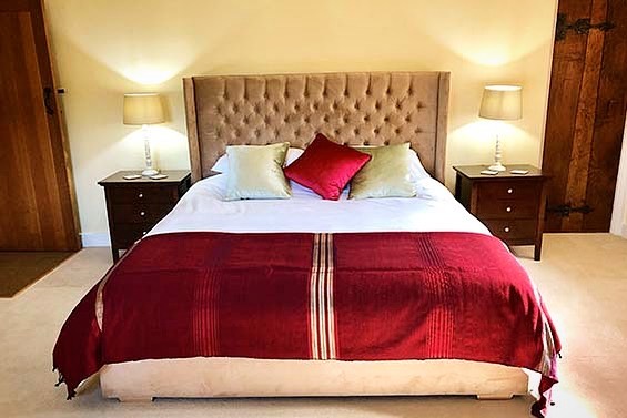 The Summers Bedroom. A spacious ground floor bedroom with views of the rose garden and orchard. We have special offers available for our remaining 2021 dates. Check our website for more details widworthybarton.co.uk/latest-offers
#decemberbreak #decemberbreaks #selfcateringholidays