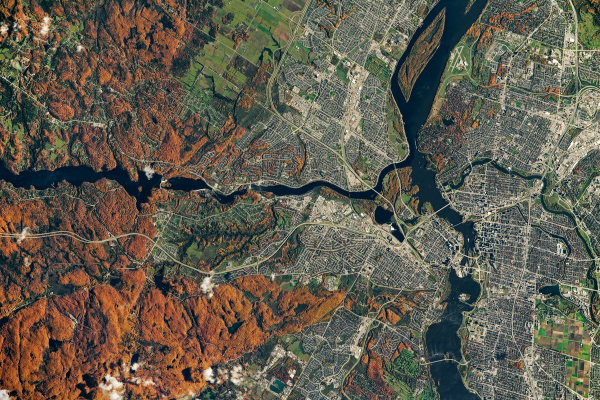 Have you experienced autumn in Canada? 🍂  Here, the fall colours covering Gatineau Park (lower left) stretch out to the Ottawa River (on the right). 

Photo: NASA