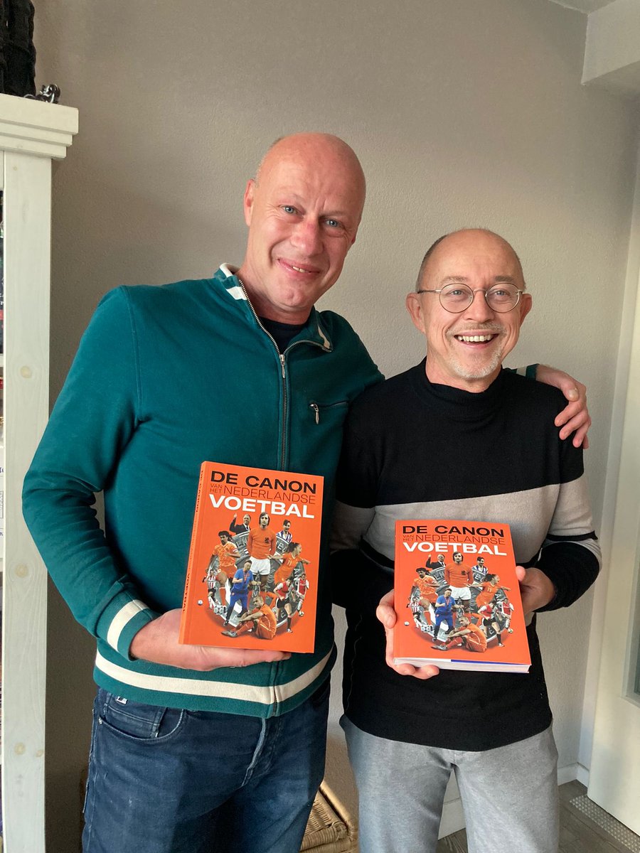 Vanavond mag ik bij <a href="/dit_is_M/">Margriet van der Linden</a> vertellen over de canon van het Nederlandse voetbal, geschreven met <a href="/PaulOnkenhout/">Paul Onkenhout</a>, <a href="/struisvanhuis/">Edwin Struis</a>, Dick Sintenie en <a href="/simonzwartkruis/">simon zwartkruis</a> (op de foto). Ik verloot vrijdag drie door ons allen gesigneerde exemplaren onder likes en retweets.
