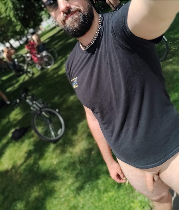 Nothing quite like being naked in public 😜 https://t.co/yV6ZAO6kAb