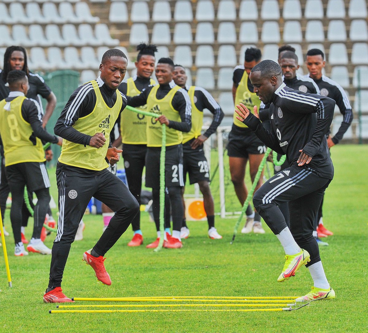 orlandopirates's tweet image. ☠ 🔎 𝗠𝗔𝗧𝗖𝗛 𝗣𝗥𝗘𝗩𝗜𝗘𝗪 🔎

🏆 #DStvPrem 
⚽️ @StellenboschFC vs @orlandopirates
📆 Wednesday, 24 November 2021
🏟 Danie Craven Stadium 
🕠 17h30

🖥 Read the Match Preview 👉🏿 orlandopiratesfc.com/news/dstv-prem…

⚫⚪🔴⭐
#OrlandoPirates 
#OnceAlways