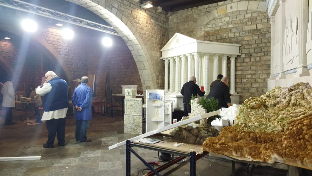 MuseuFMares's tweet photo. 🪛 Els @PessebristesBCN ja estan muntant al nostre Pati el #pessebre d'enguany, que representa la simbiosi entre la Bàrcino romana i la Barcelona actual.

📆 Del 27/11/21 al 2/2/22
🕚De dt. a dis. de 10 a 19 h; dg. i festius d'11 a 20 h 
🛑25/12 i 1/1 tancat
 #pessebremonumental https://t.co/fBXqvEG2C1