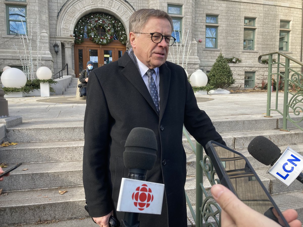 Le maire de Lévis arrive à l’hôtel de ville de Québec.  Première visite depuis…depuis…Gilles Lehouillier ne s’en rappelle plus #villequebec #rcqc