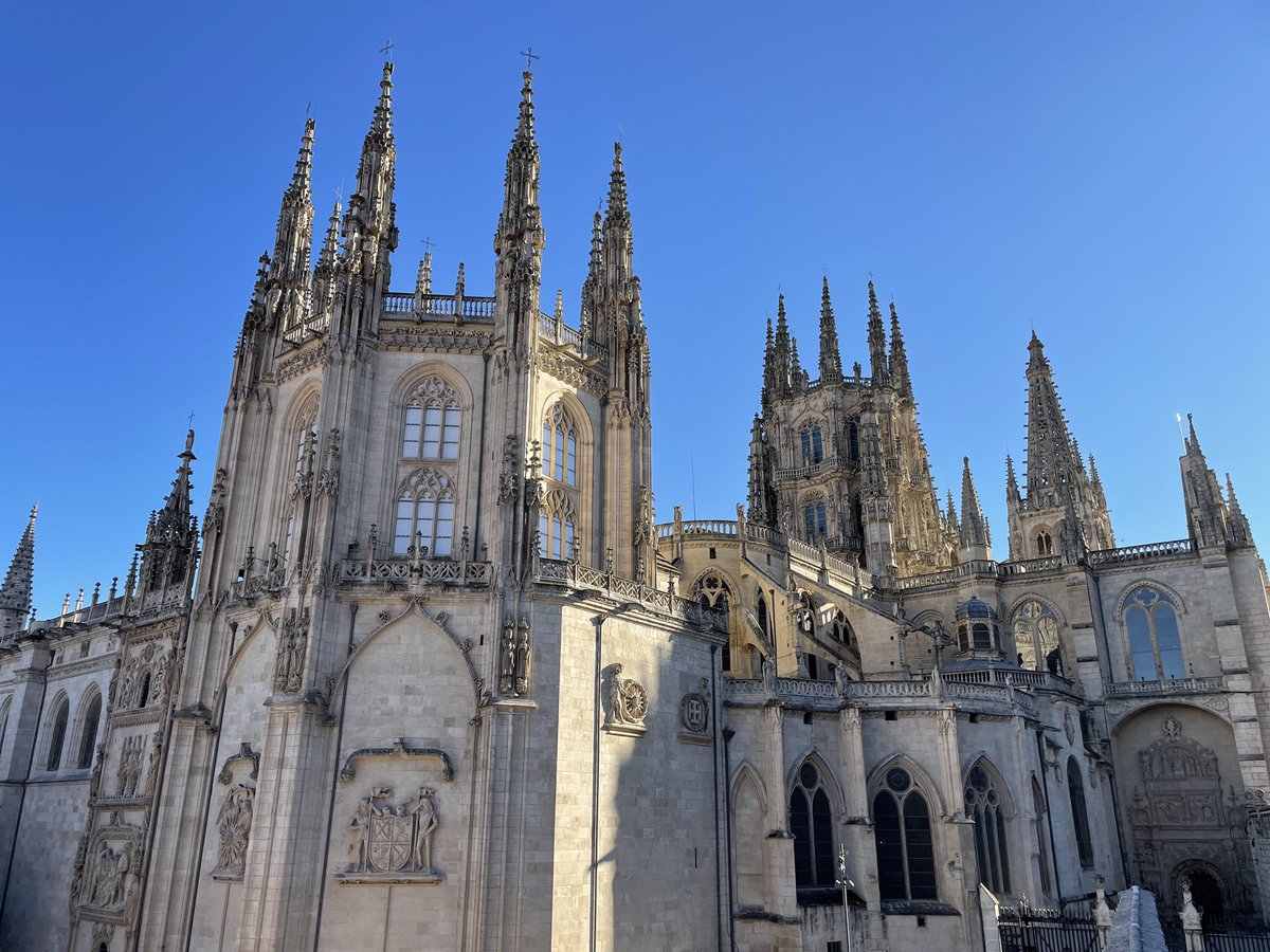 Pilgerurlaub's tweet photo. Wunderschönes Burgos - 484km vor Santiago. Da lohnt sich ein Pausetag! #caminofrances #pilgern #jakobsweg https://t.co/eWISjSMQ3n