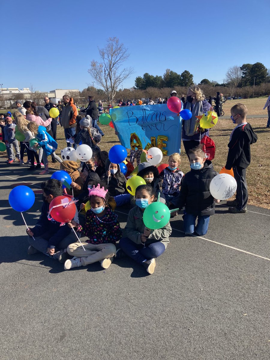 AHubert0212's tweet photo. Amazing 2nd Grade Parade 🤗💕Our wonderful 2nd grade teachers read Balloons over Broadway and celebrated with their own Balloons over Broadway parade @AweEagles @2ndGrade_AWE #community #celebration #Thanksgiving #grateful https://t.co/syOw6vK7Fo