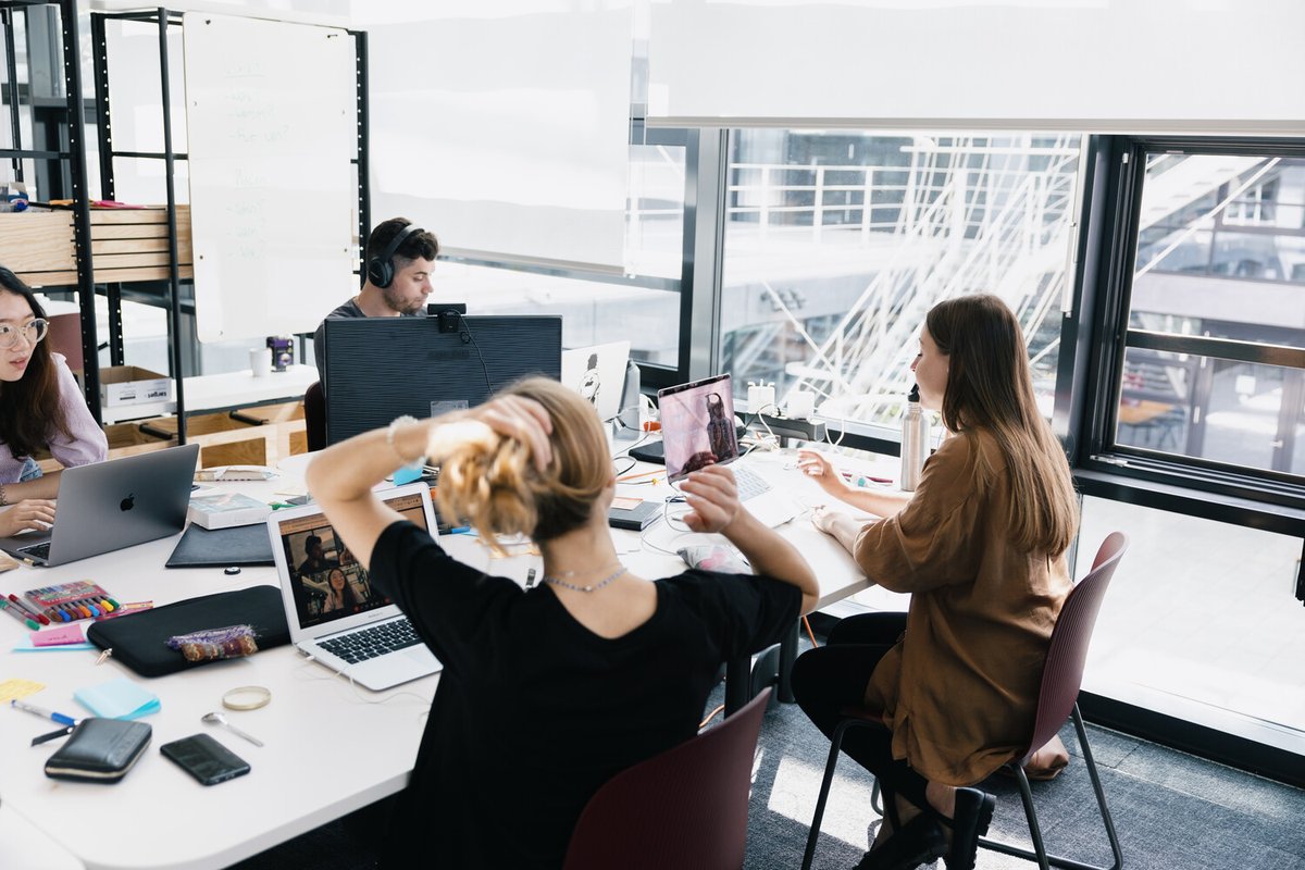 Wir vereinen alle wichtigen Kompetenzen in einem Team: Software Engineers, Interactiondesigner und Productmanager. So erwirbst du viele neue Skills, wirst zum Teamplayer und lernst viel über dich selbst. Eine Erfahrung die du suchst? 👉 bit.ly/3wHXwvm 
@gerlach_judith