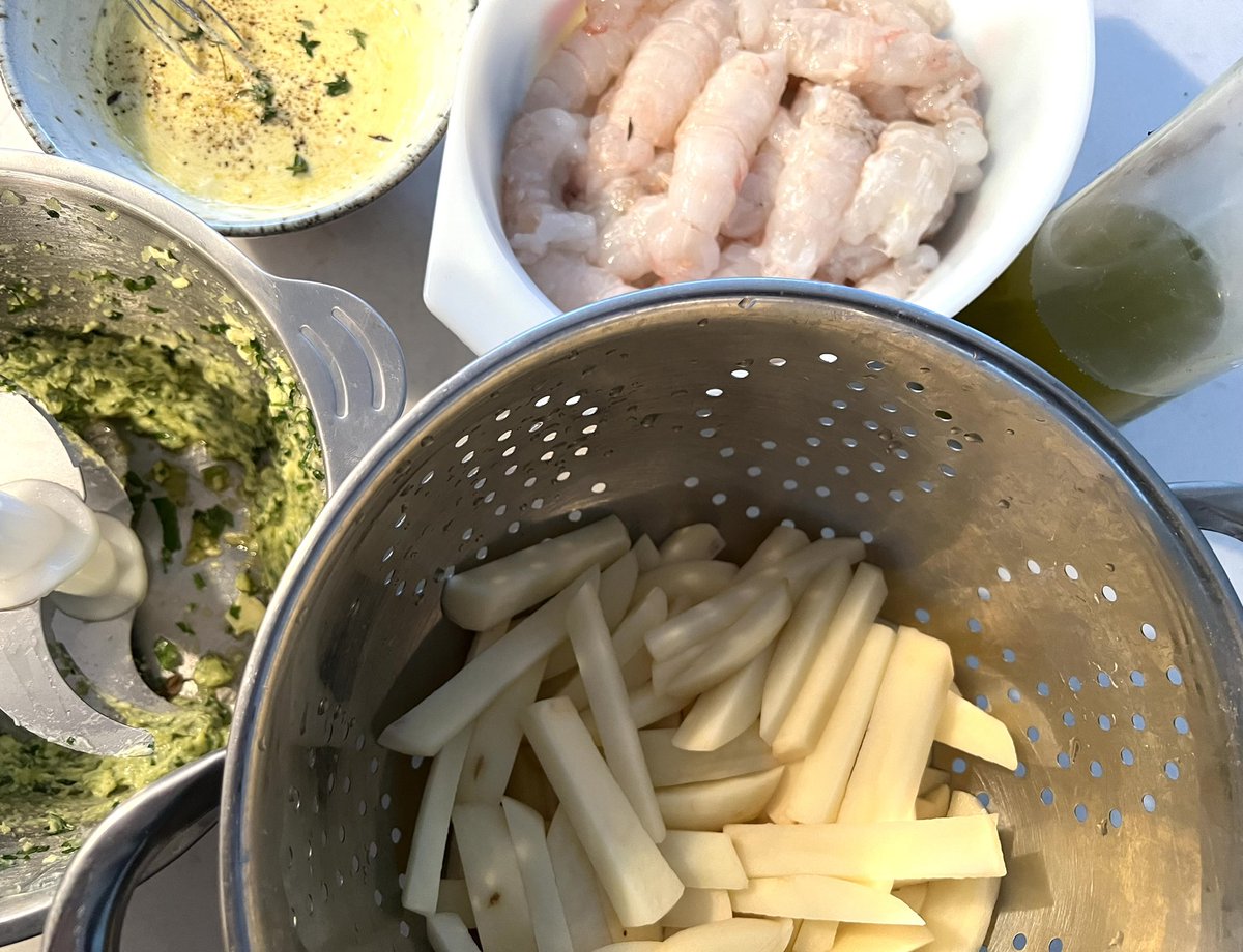 CVlattas's tweet photo. Dublin Bay prawns in garlic-butter and white wine, lemon mayo sauce and French fries double cooked in Messenian Koroneiki Greek olive oil.
.
1/ North and South Worlds
.
#2LouBay #WhatIsNotToLike https://t.co/JB4jd7dY5C
