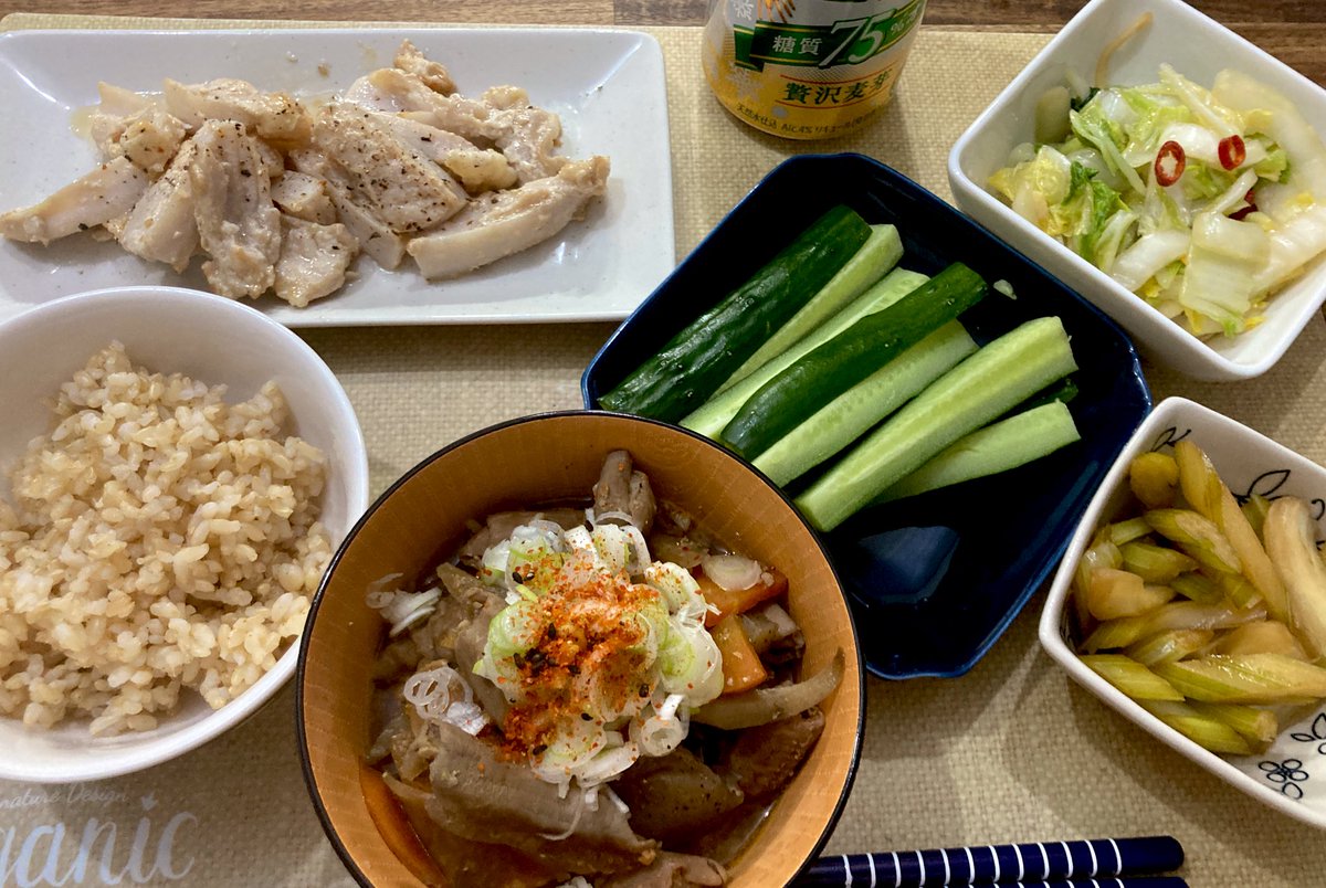 久しぶりにしっかり料理した〜 リュウジさんのモツ煮美味しい😋 ・至高のもつ煮 ・やげん軟骨のニンニクごま油漬け ・無限白菜漬け ・セロリの中華和え ・きゅうりスティック ・玄米ご飯 栄養アプリ