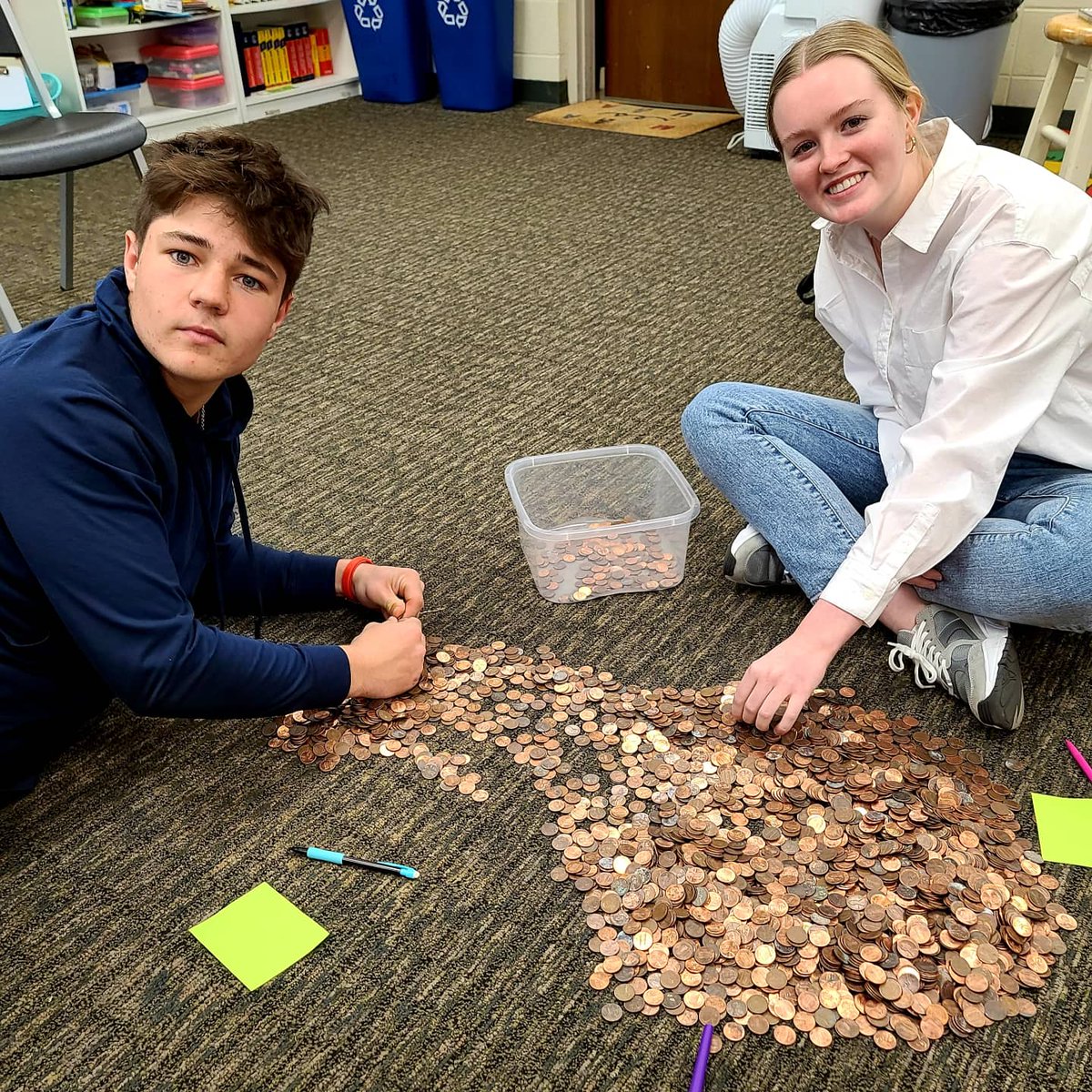 SraHenkel's tweet photo. Celebration of the CHAMPIONS of the Penny Wars! Enjoying donuts &amp; supporting cancer research! #mhsinspire @Marion_Wolves #marionspanish https://t.co/iXnBIevAS6