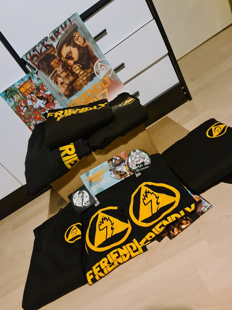 Jessy__Dixon's tweet photo. Yeah meine Friendly Fire Sachen sind heute angekommen 💖 Jetzt kann es los gehen!!! Ich bin schon total gespannt und freue mich riesig auf das Event. @friendlyfireexe @yvolve_de @Gronkh @xPandorya @PietSmiet @SepPietsmiet @JayPietsmiet @Br4mm3n @brosator https://t.co/uhk4624zck