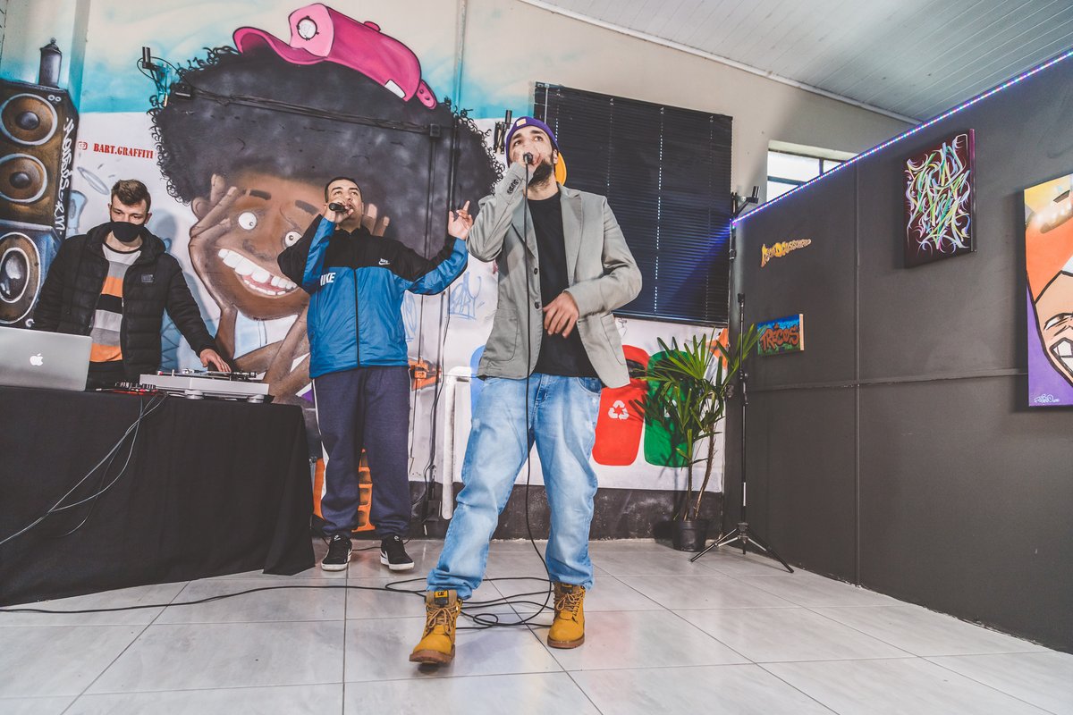 Jean_Alvo's tweet photo. Show do @VZaBanca na live da Escola de Hip Hop.

#hiphop #osorio #vzabanca #escoladehiphop #alvocultural https://t.co/AbWm4TFnnW